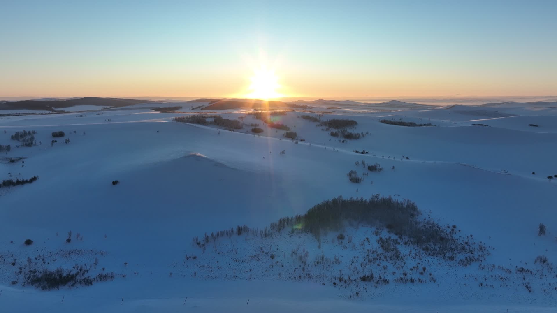 航拍大兴安岭丘陵山地雪景视频的预览图