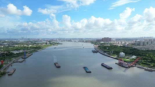 上海黄浦江上的货船4K60视频的预览图