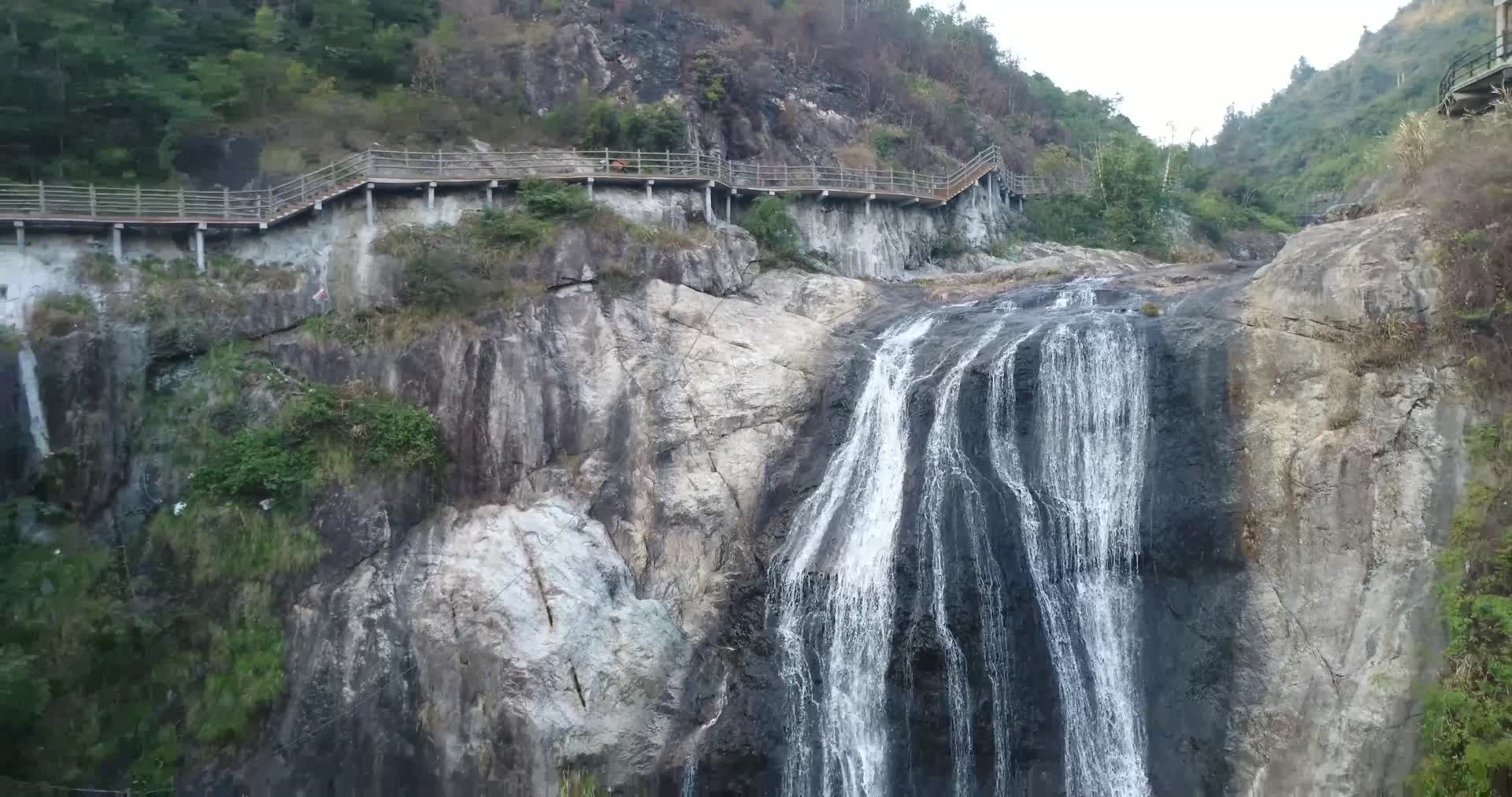 J浙江温州苍南高山流水瀑布4K航拍视频5视频的预览图