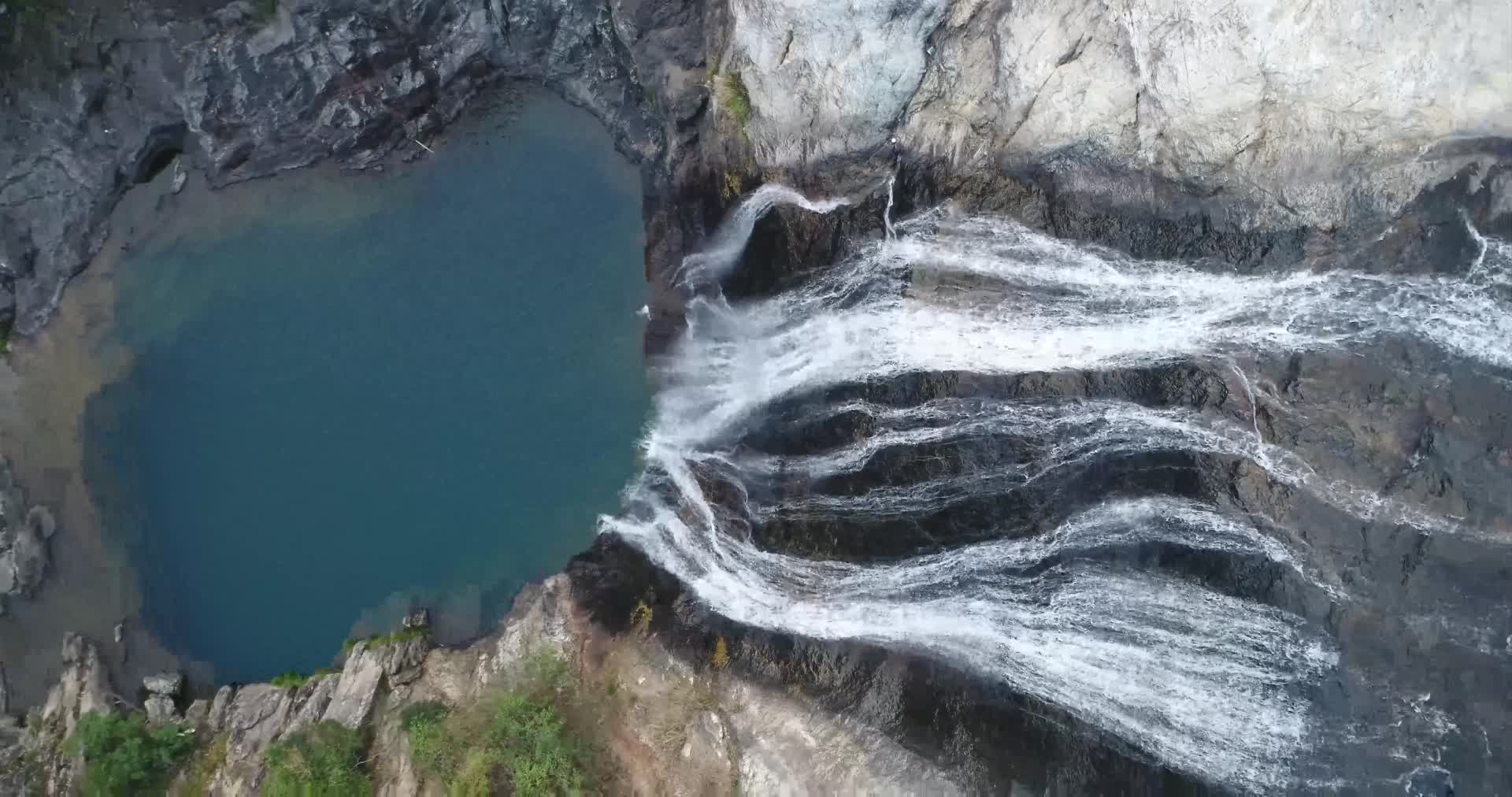 J浙江温州苍南高山流水瀑布4K航拍视频1视频的预览图