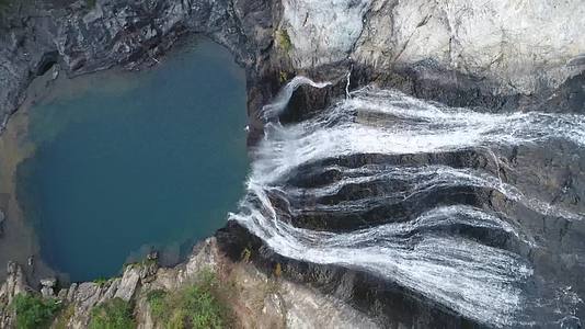 J浙江温州苍南高山流水瀑布4K航拍视频1视频的预览图
