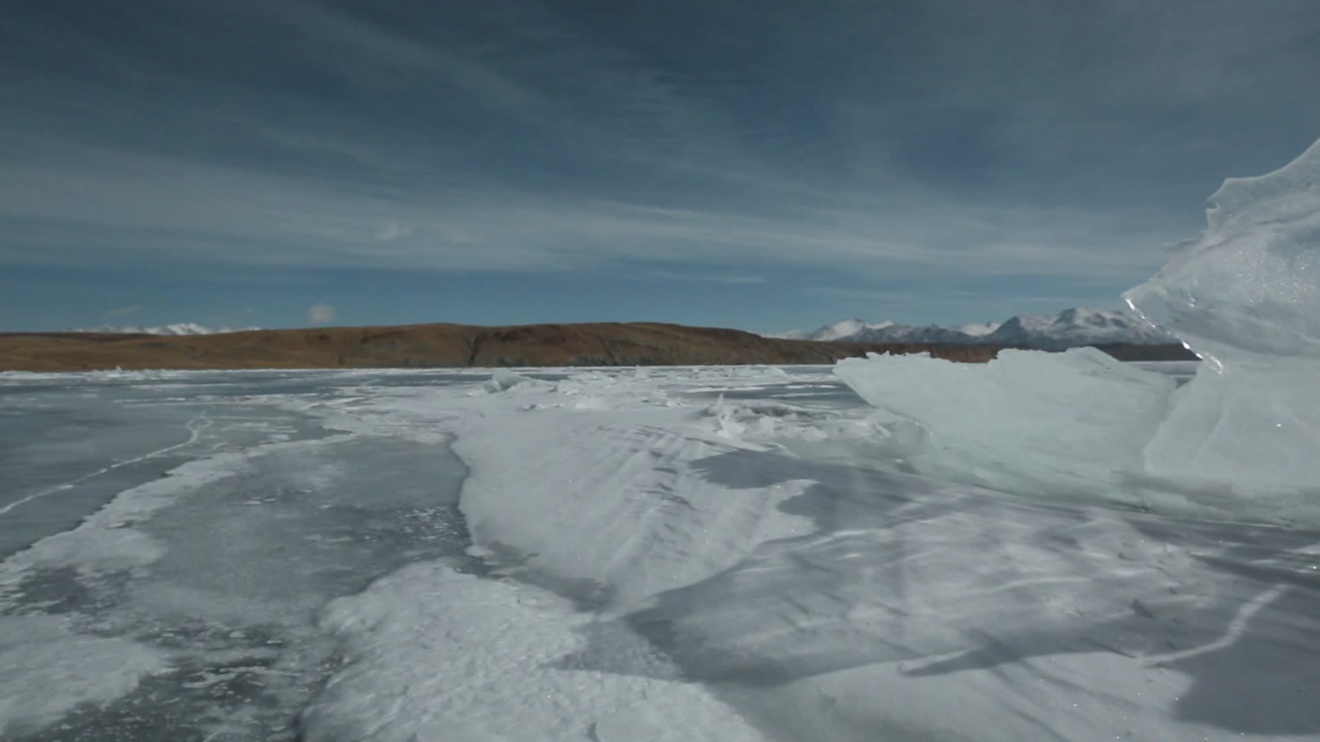 C玛旁雍错冰湖全景4K实拍视频视频的预览图