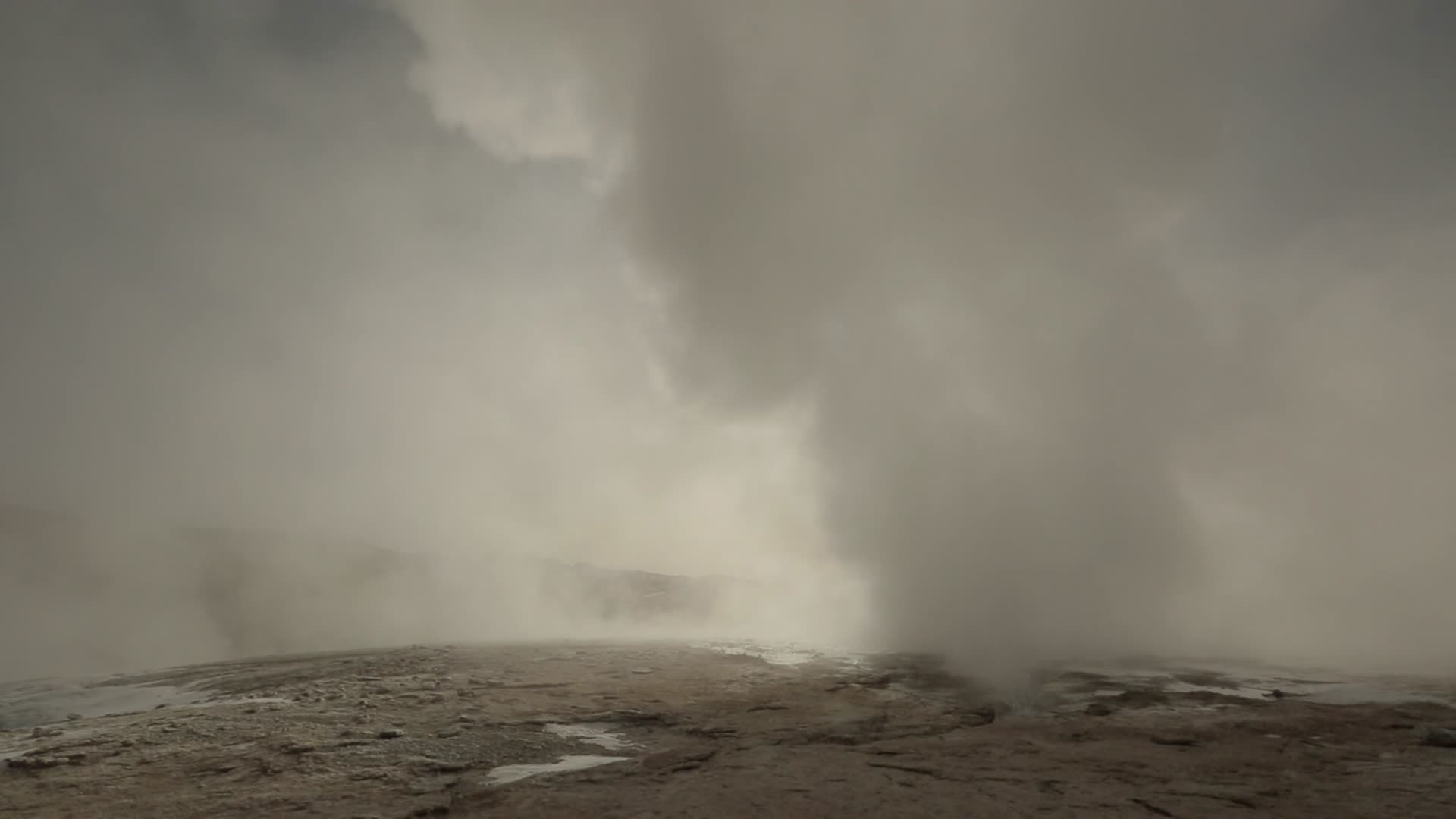 C玛旁雍错温泉水雾4K实拍视频视频的预览图