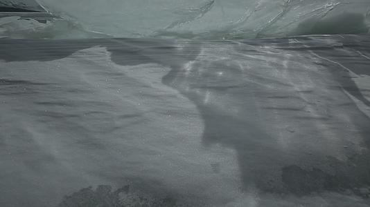 C湖面冰层4K实拍视频视频的预览图