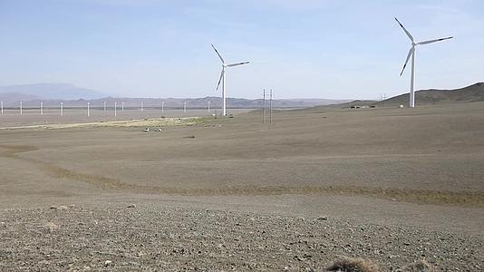 B新疆准噶尔老风口风力发电机2视频的预览图