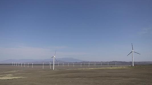 B新疆准噶尔老风口风力发电机5视频的预览图
