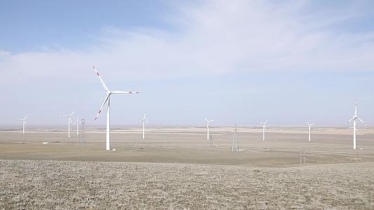 B新疆准噶尔老风口风力发电机1视频的预览图