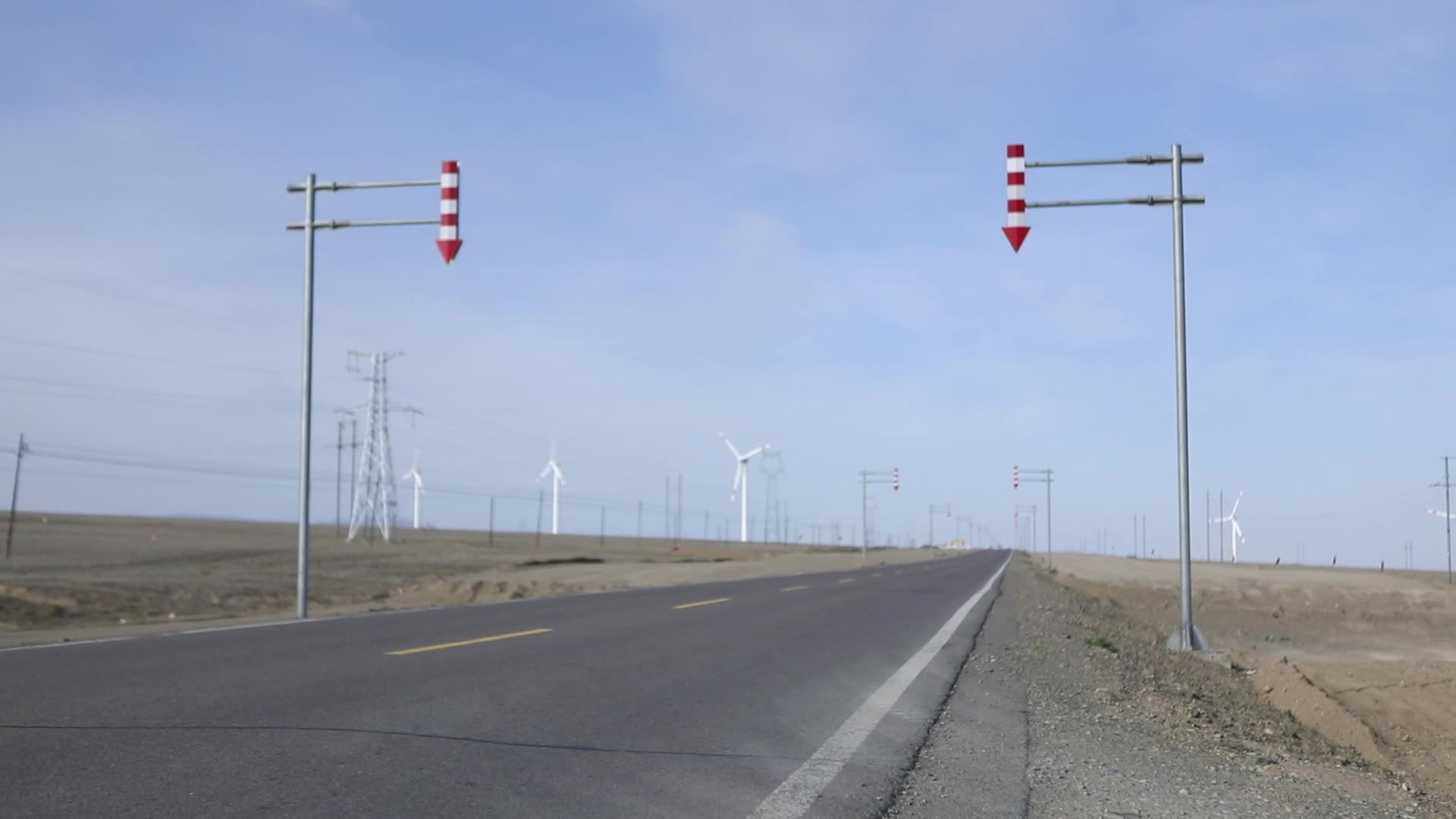 B新疆准噶尔老风口公路6视频的预览图