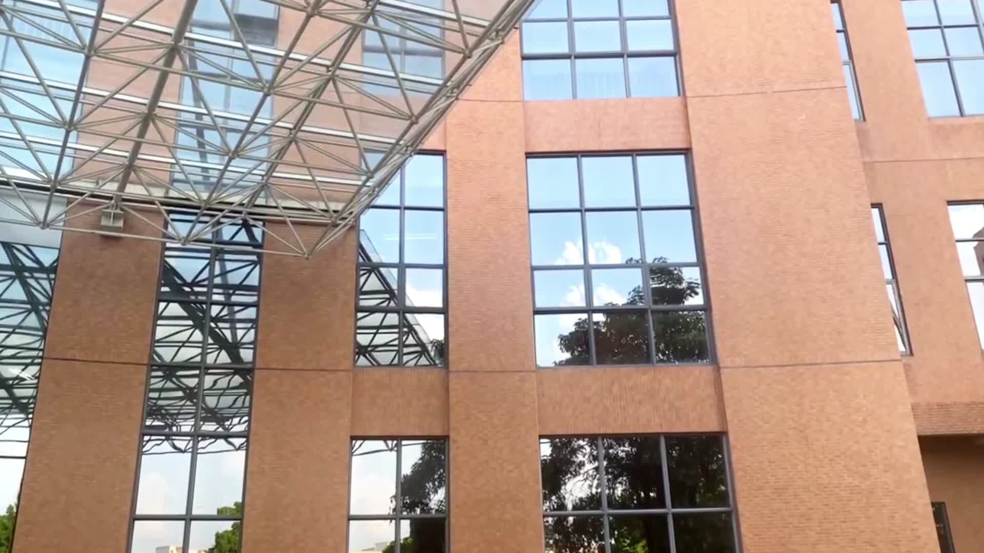 大楼外墙黄色建筑医院大楼钢架结构大楼玻璃窗视频的预览图