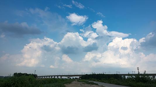 高铁桥边延时摄影非常壮观的蓝天白云涌动视频的预览图