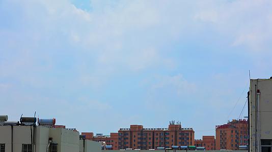 滕州延时摄影天空高楼红旗飘飘云朵云彩视频的预览图