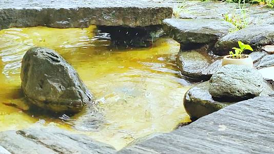 雨季古镇石头水池滴水实拍视频视频的预览图