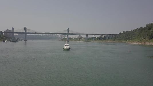 长江航道长江游艇船只航拍飞跃大桥水域视频的预览图
