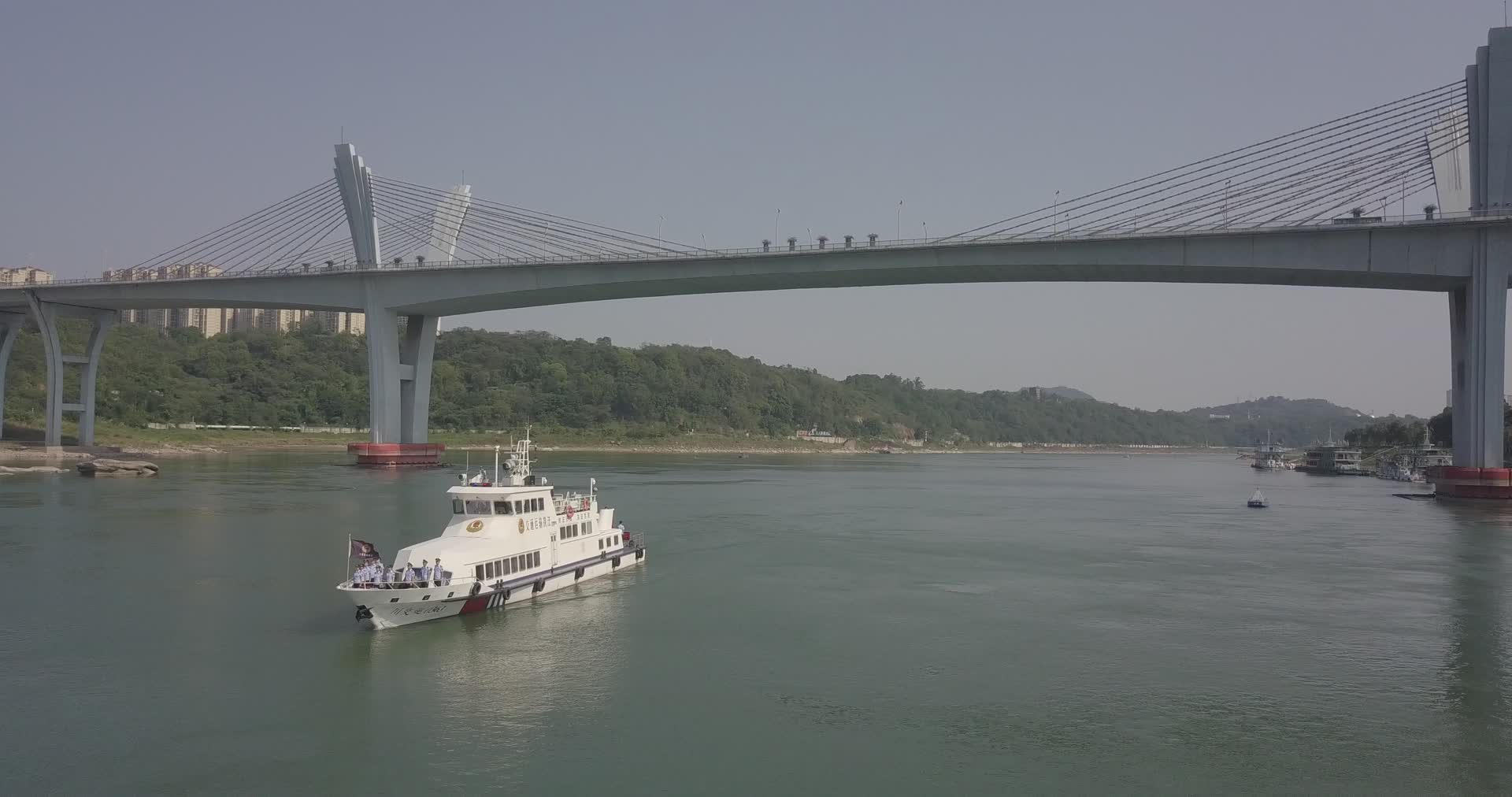 长江航道长江游艇船只航拍飞跃大桥水域视频的预览图