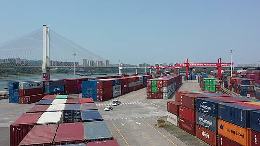 港口巡视泸州港集装箱码头视频的预览图