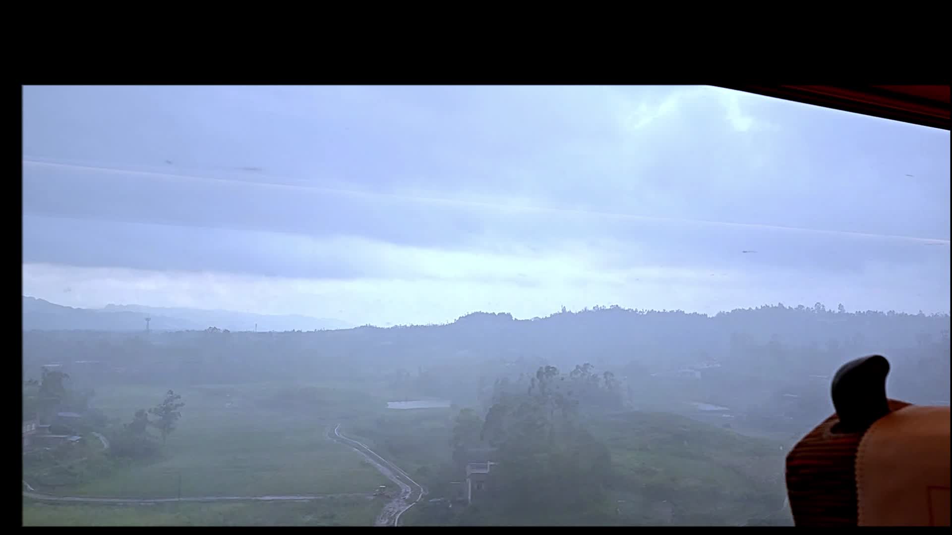 行驶高铁车窗外的朦胧雨景视频的预览图