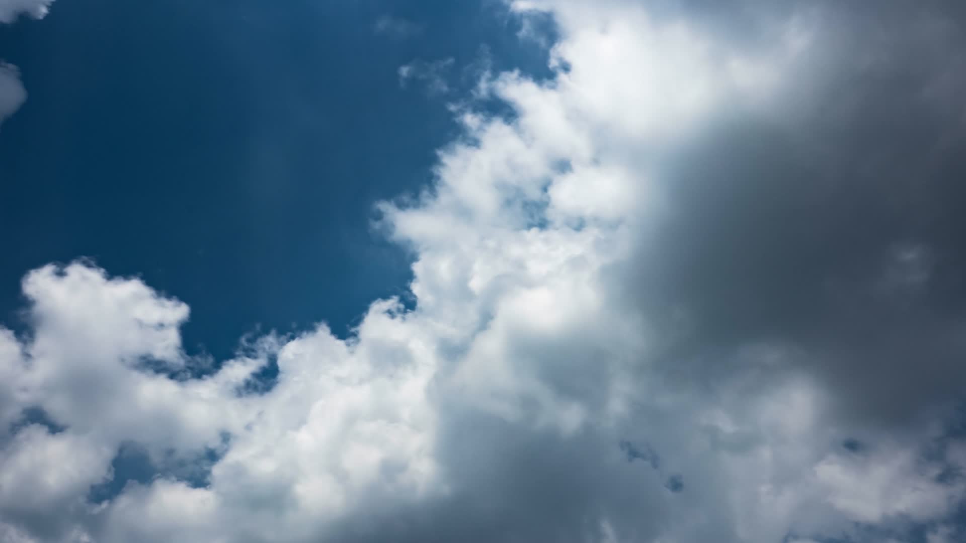 延时摄影白云蓝天壮观视频的预览图