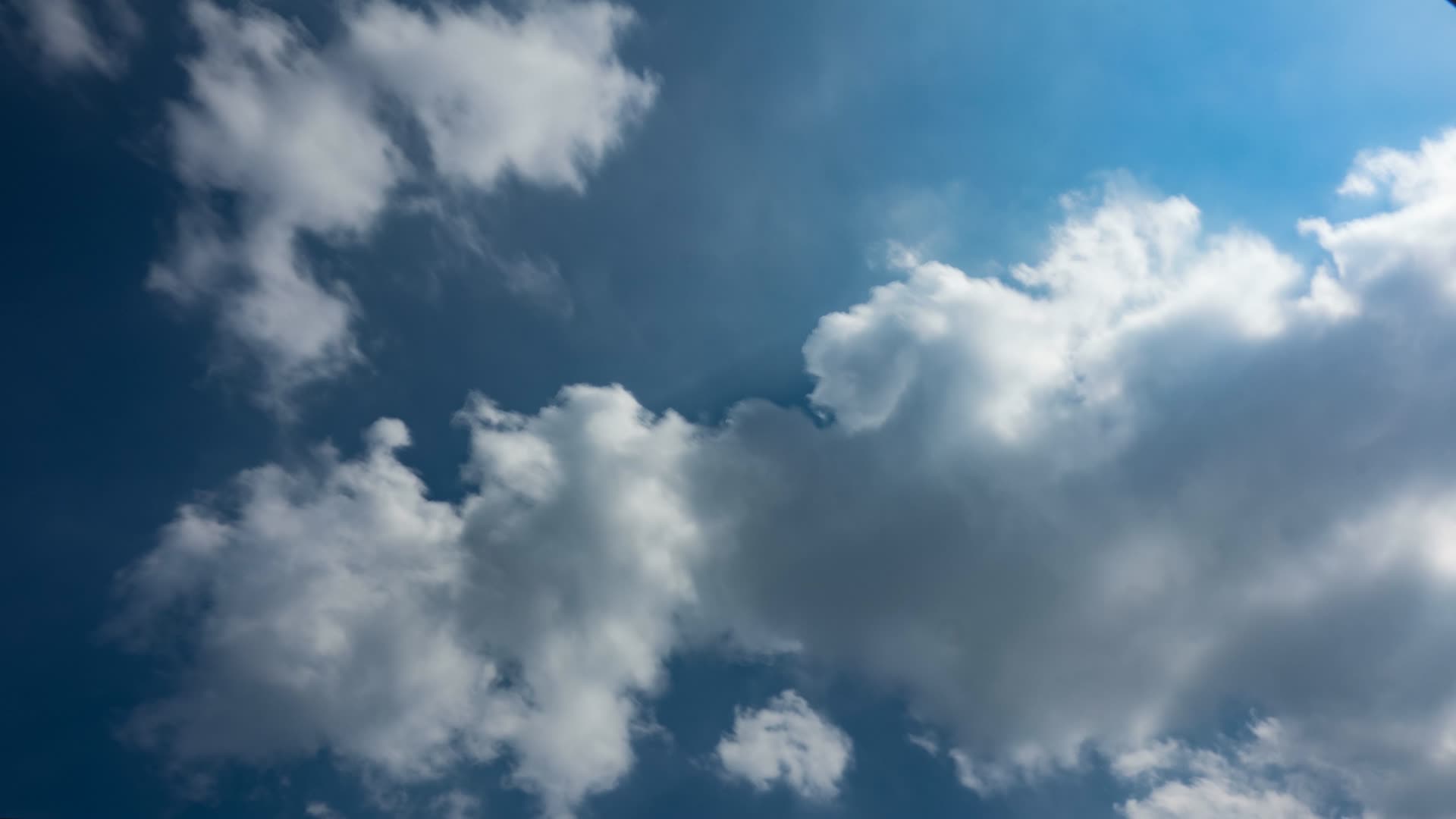延时摄影白云蓝天壮观视频的预览图
