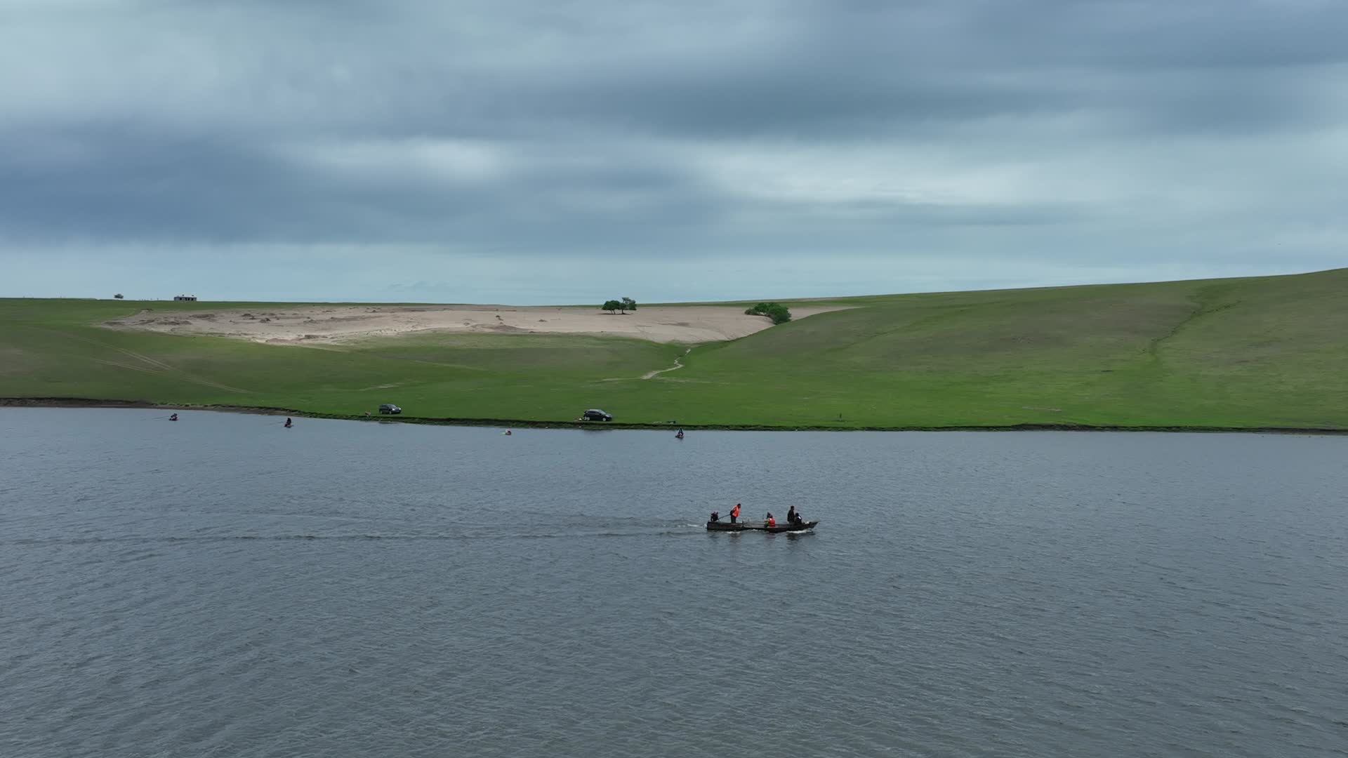 航拍草原湖泊水面上的小船视频的预览图