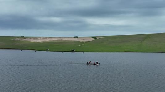 航拍草原湖泊水面上的小船视频的预览图