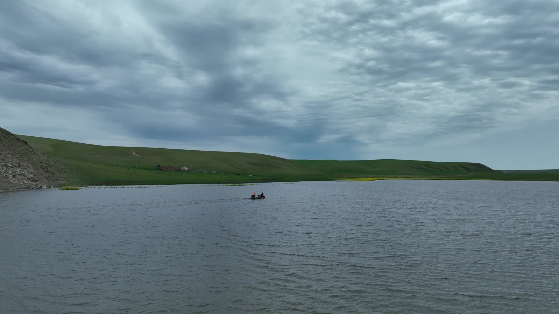 航拍草原湖泊夏日风景视频的预览图