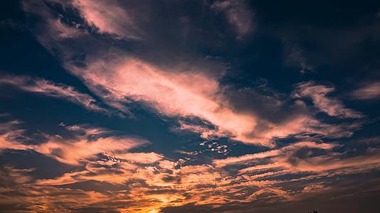 延时摄影夕阳彩霞非常壮观的彩云飘视频的预览图