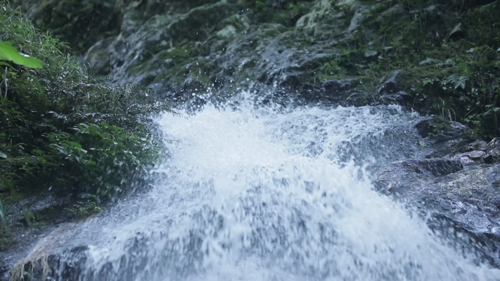 海南五指山泉水慢镜头4k实拍视频的预览图