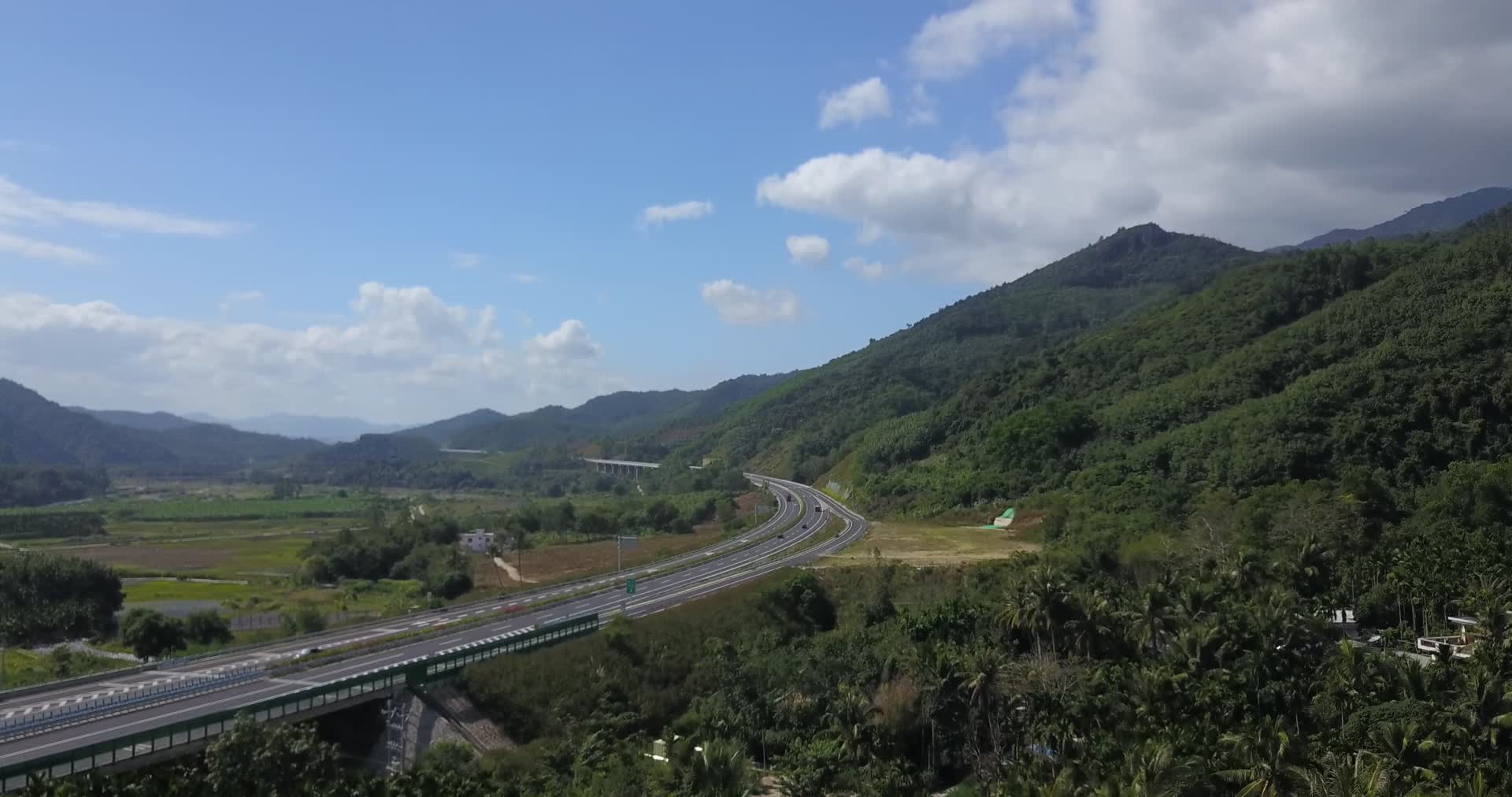 海南五指山公路航拍视频视频的预览图