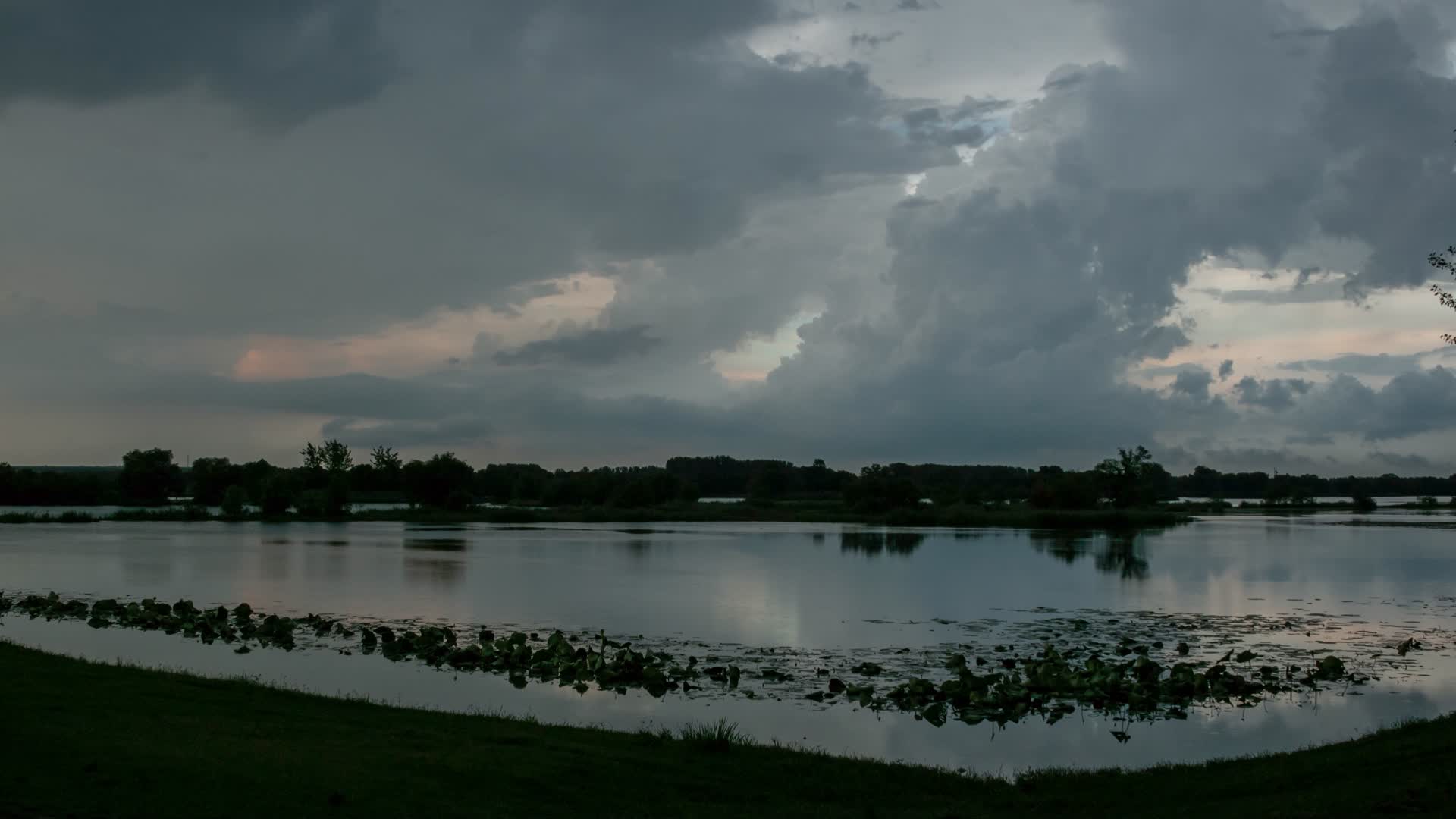 湿地辽河七星湿地雨后乌云翻滚视频的预览图