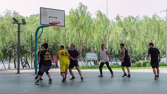 浑河大桥下玩篮球的青年人视频的预览图