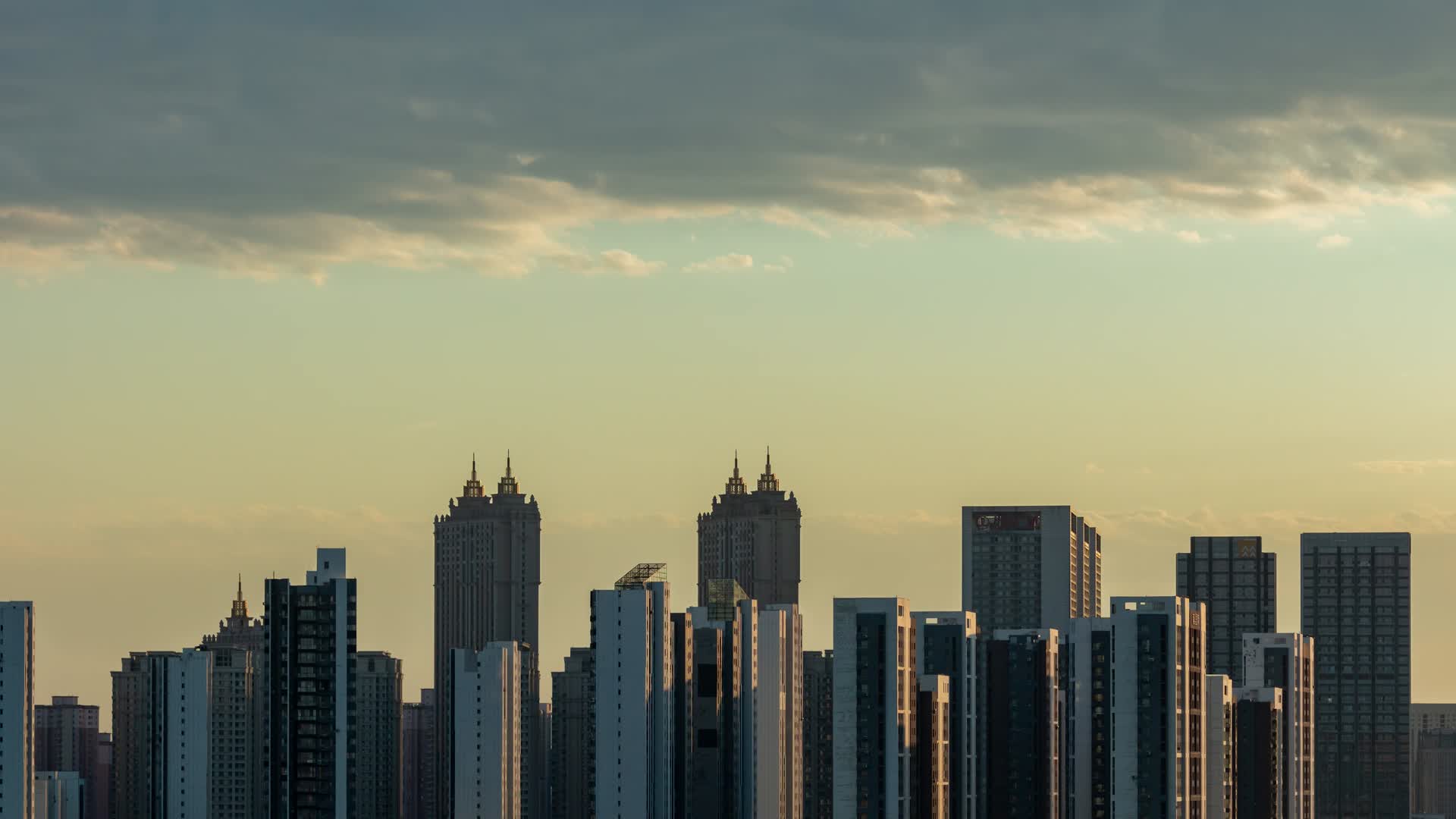 城市建筑天际线落日晚霞流云视频的预览图