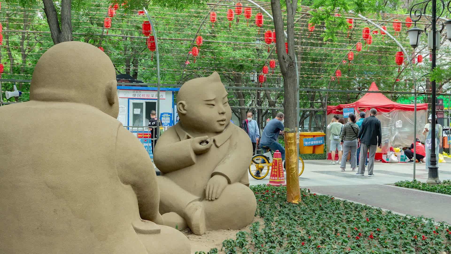公园雕塑和排队核酸检测视频的预览图