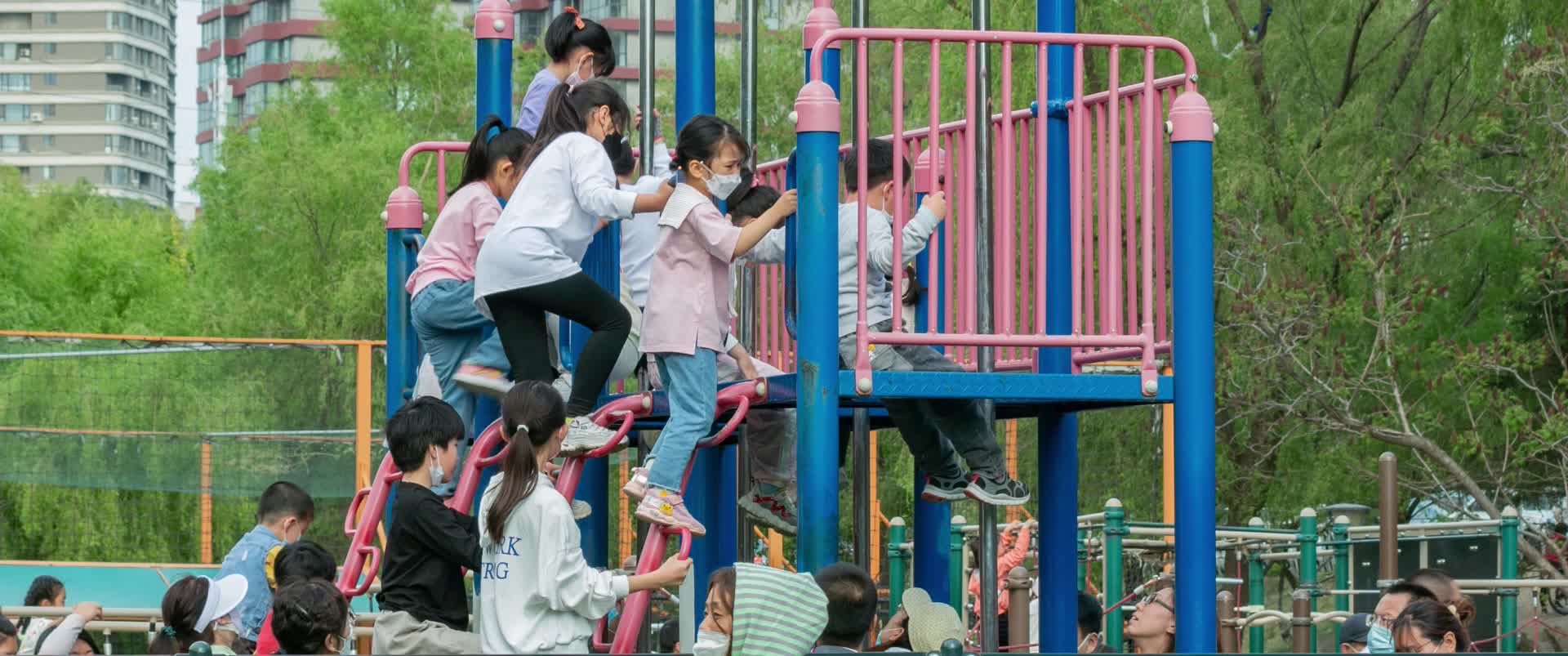 公园玩耍娱乐儿童假期生活3k分辨率视频的预览图