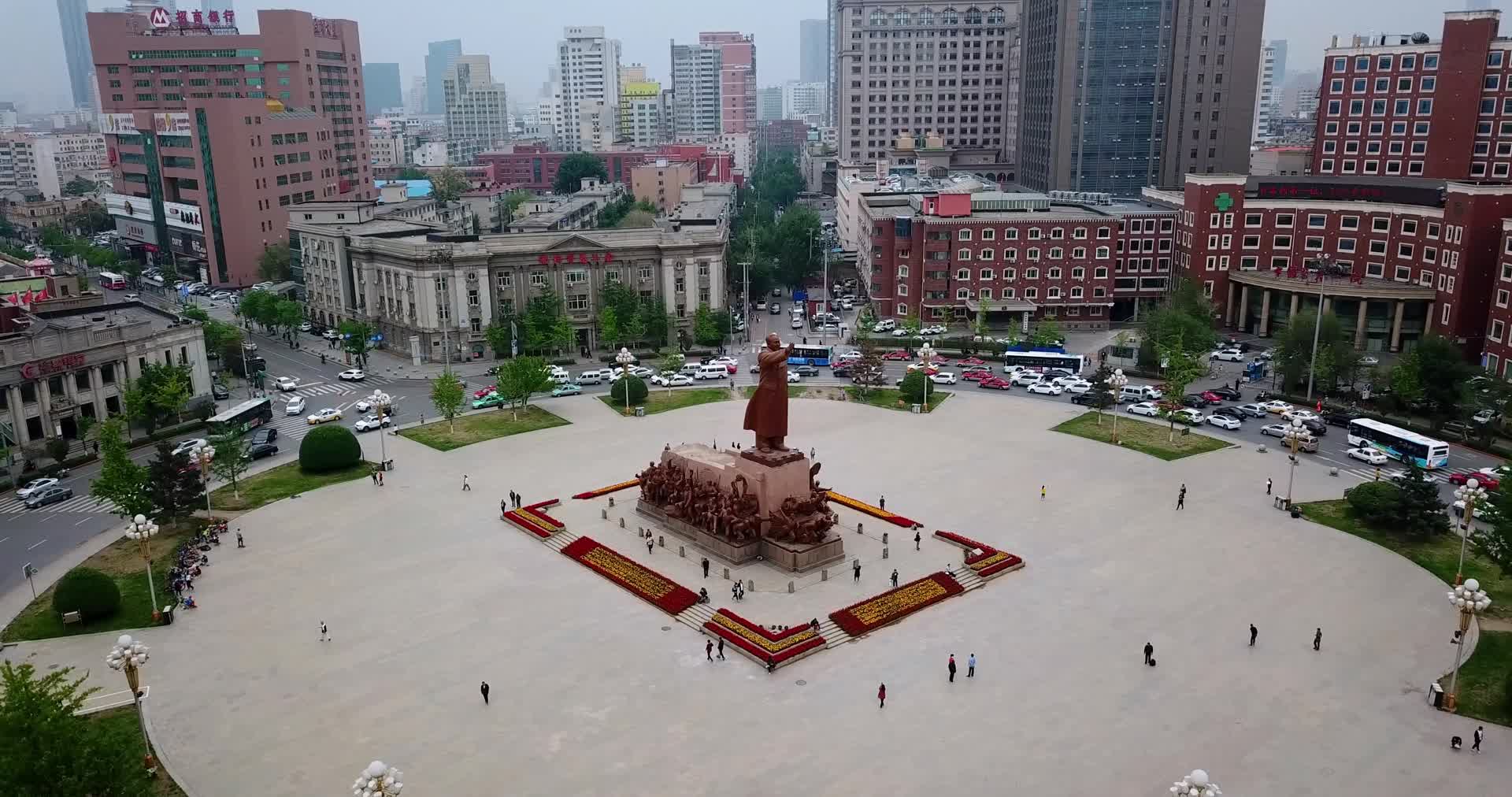 中山广场和毛主席塑像群航拍环绕视频的预览图