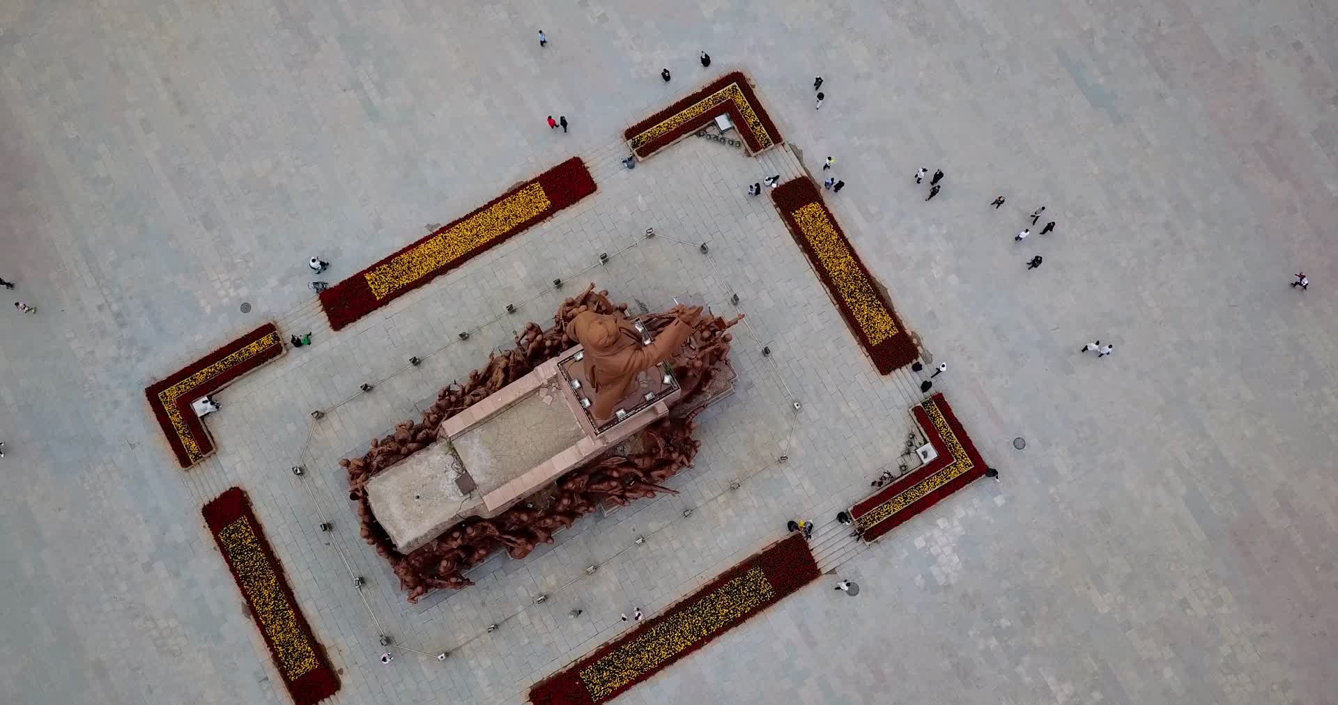 中山广场和毛主席塑像群航拍顶视大全景视频的预览图