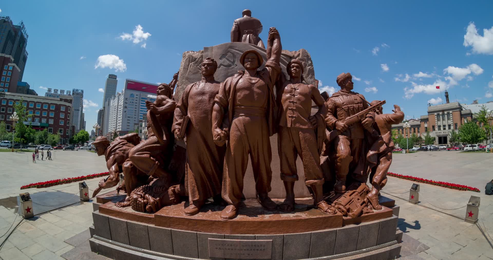 中山广场塑像群背面工农兵蓝天白云视频的预览图