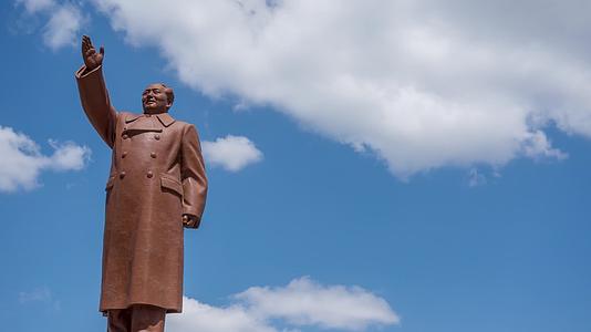 中山广场毛主席塑像蓝天白云视频的预览图