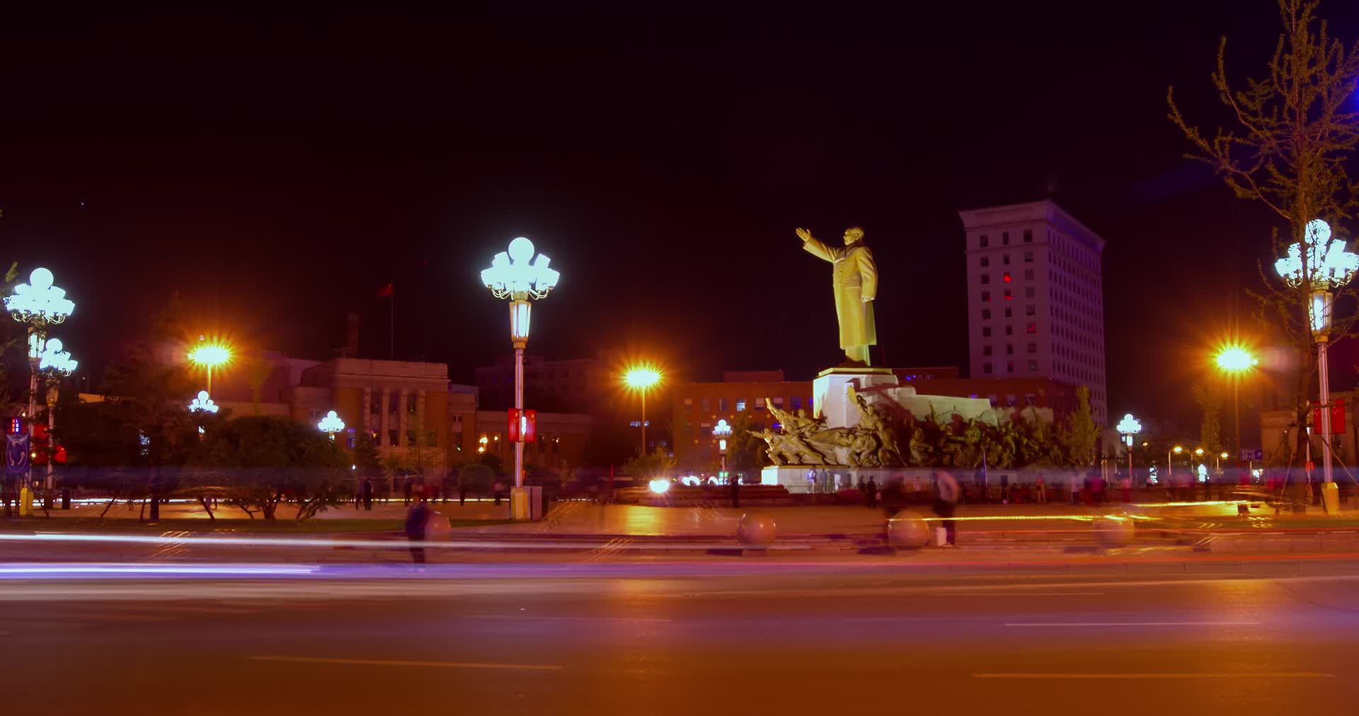 中山广场主席雕像夜晚交通车流路灯视频的预览图