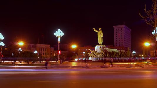 中山广场主席雕像夜晚交通车流路灯视频的预览图