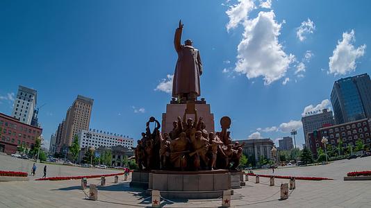 中山广场毛主席塑像群正面仰视蓝天白云视频的预览图