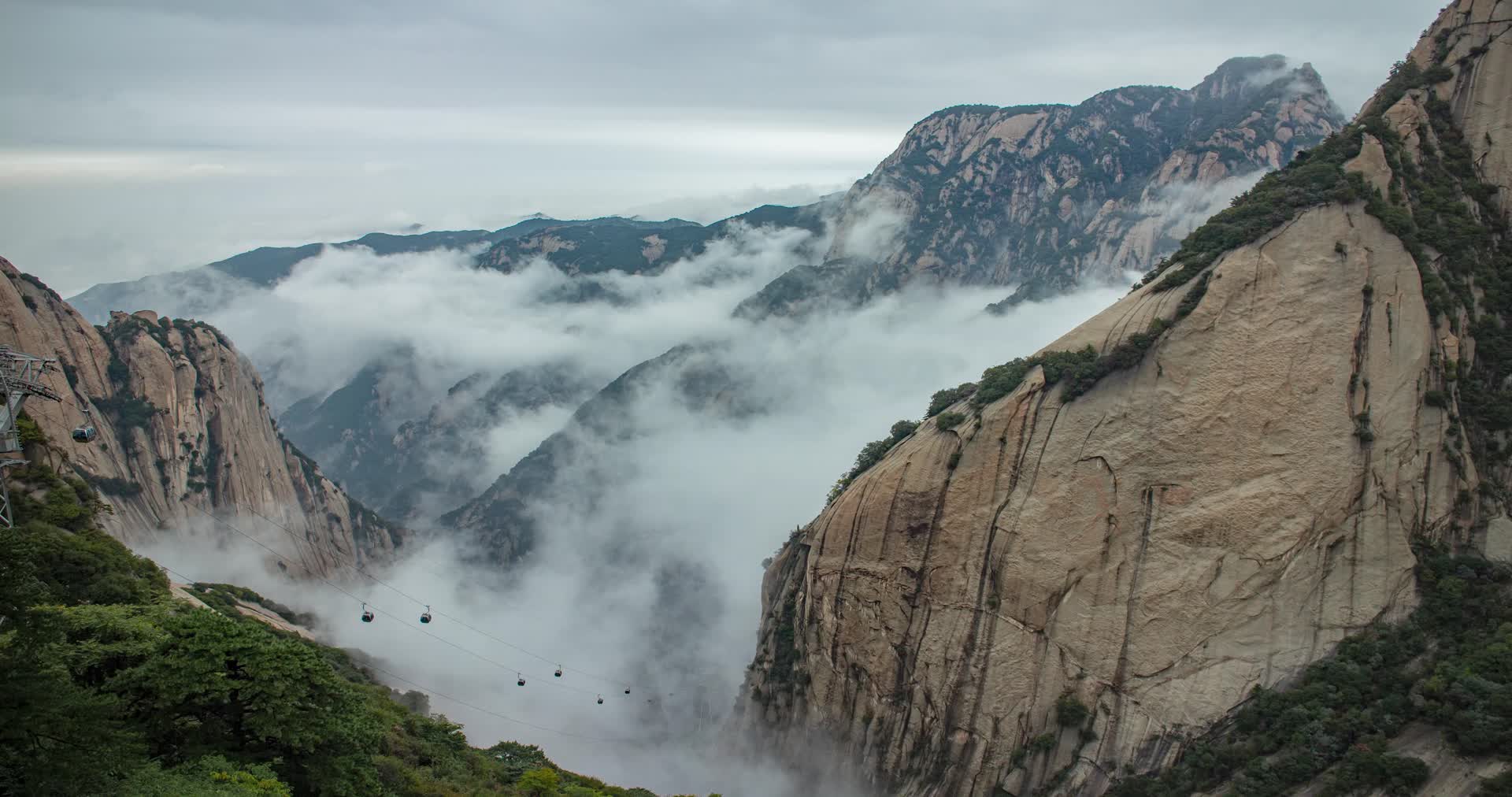 华山北峰索道雨雾视频的预览图
