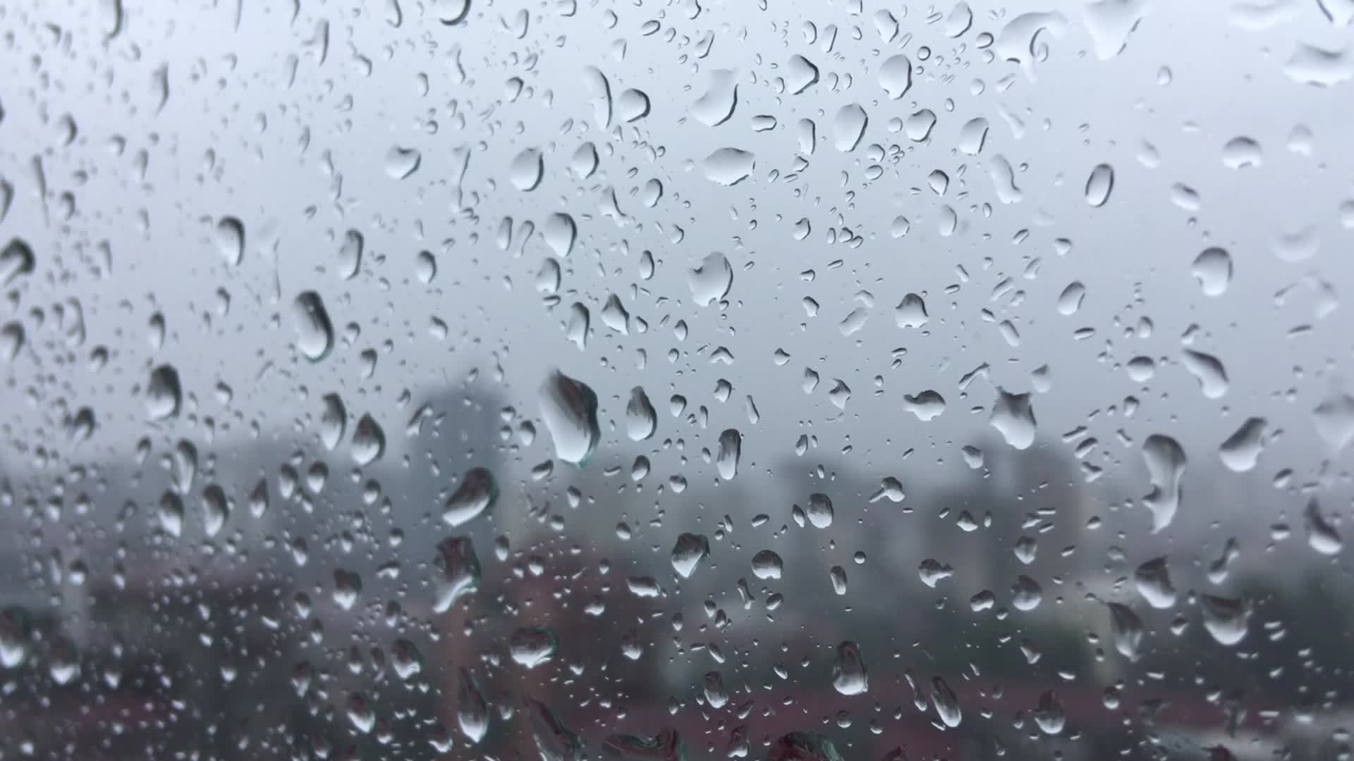 下雨天玻璃上的雨珠特写视频的预览图