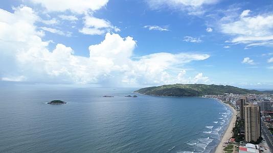 4K广东惠州双月湾外海沙滩小岛自然风光航拍视频视频的预览图