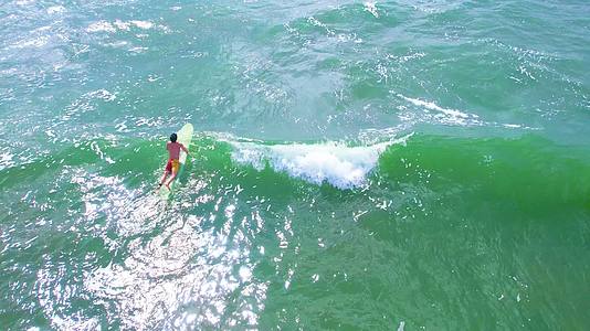 4K男人海上冲浪享受日光浴航拍视频视频的预览图