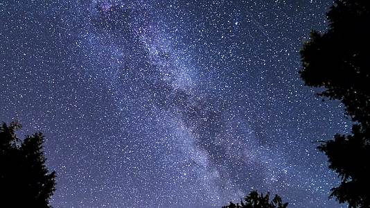 4k低角度拍摄夜间天空美丽银河视频的预览图