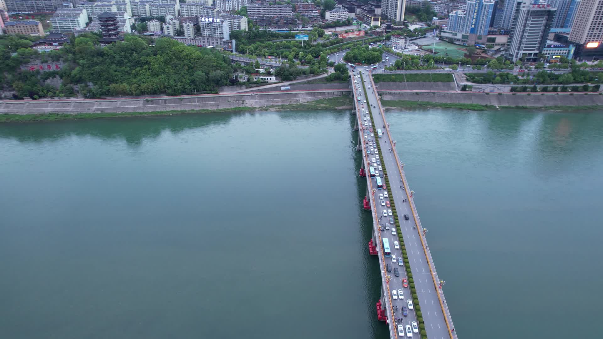 4K陕西安康汉江大桥城市地标航拍视频视频的预览图
