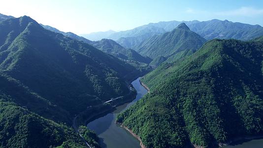 4K陕西秦巴山脉自然风光自然地貌航拍视频视频的预览图