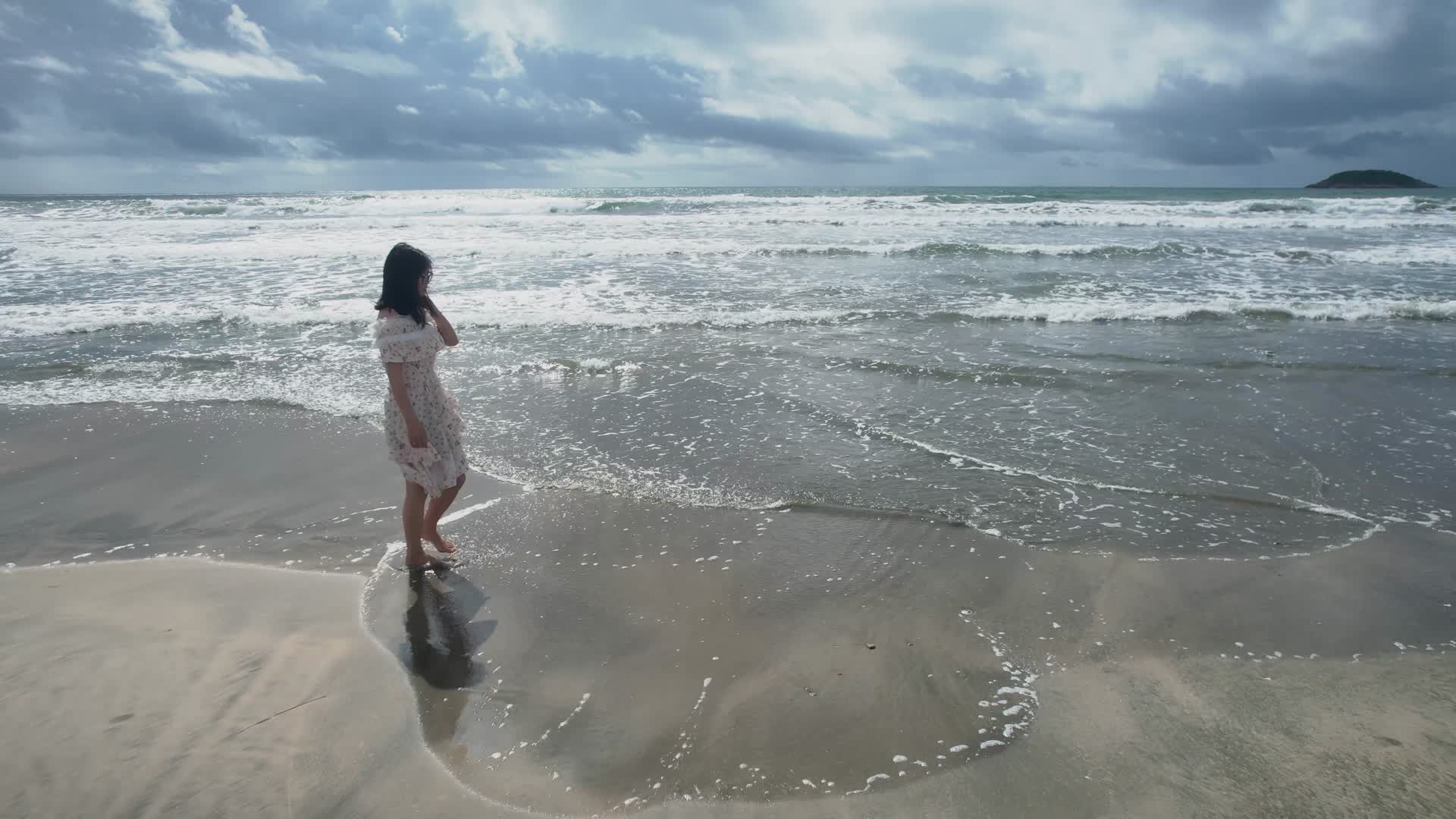 4K少女在海滩上散步漫步实拍视频视频的预览图
