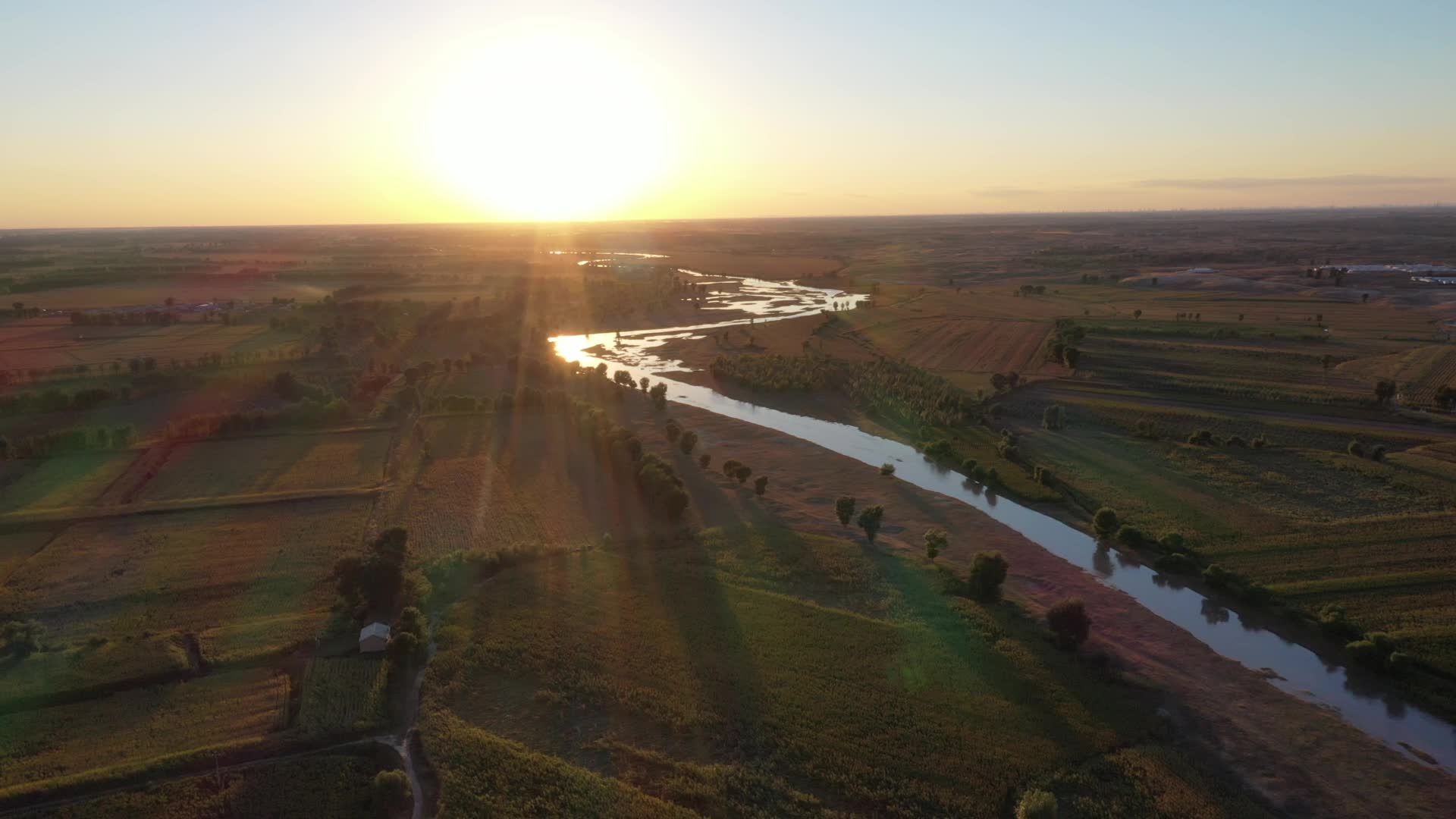 夕阳下的河水视频的预览图