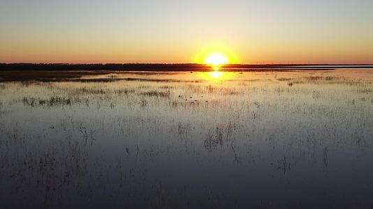 夕阳下的湖面视频的预览图